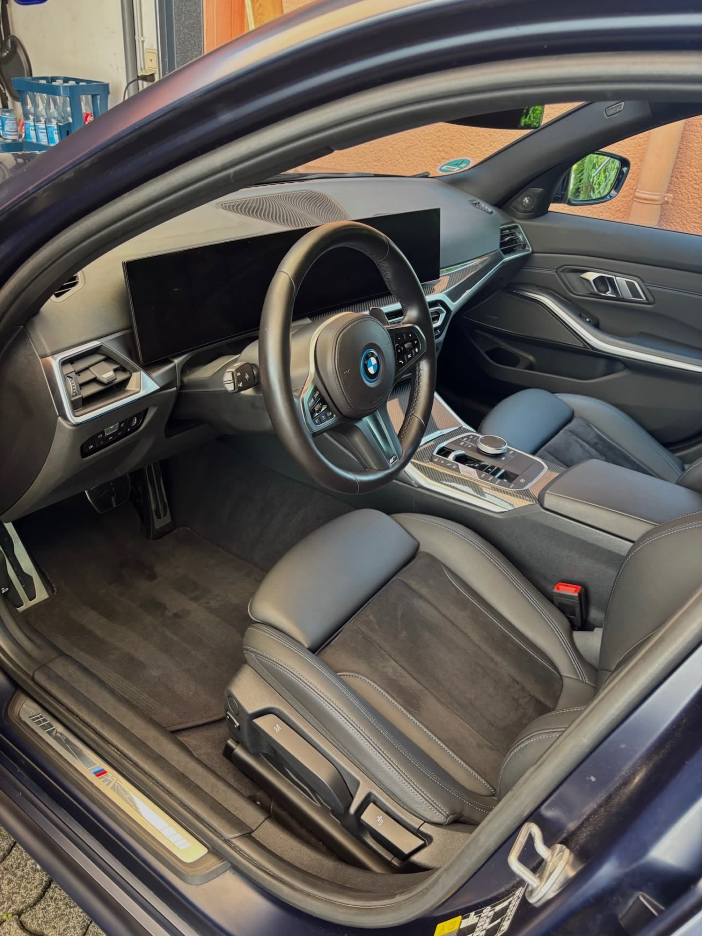 BMW-Interieur bei Tageslicht mit Lenkrad, Display und gereinigten Sitzen