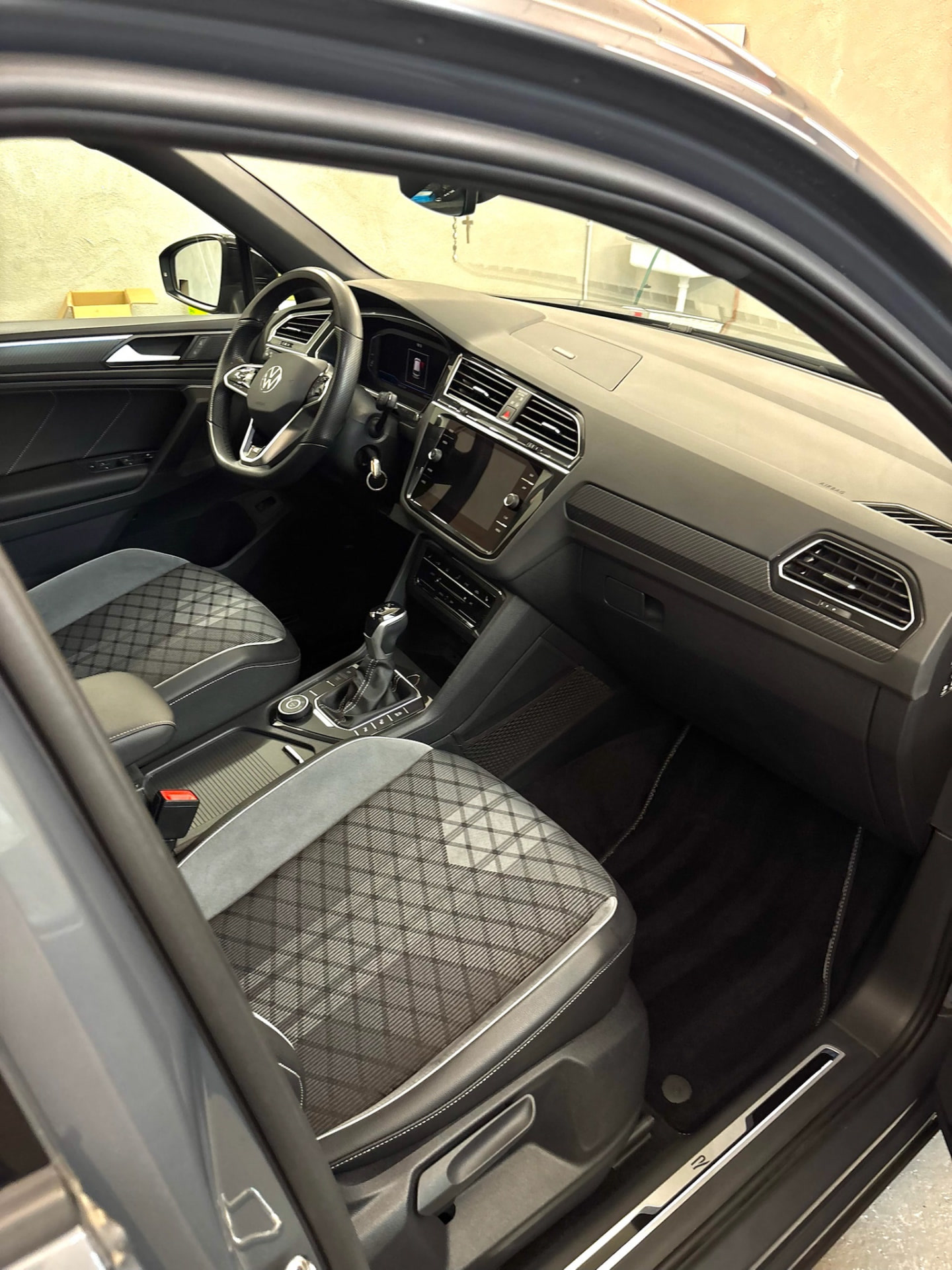 Innenraum des VW Tiguan auf der Beifahrerseite mit Rautenmuster-Sitzen und Carbon-Dekor